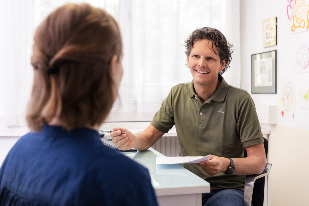 Dr. Hannes Graf, Arzt für Allgemeinmedizin - Foto eines Gesprächs mit einer Patientin